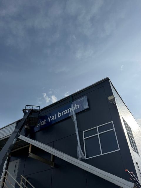 งานรื้อถอนป้ายเดิมและติดตั้งป้ายใหม่ "Hat Yai branch" ศูนย์บริการ SCANIA สาขาหาดใหญ่